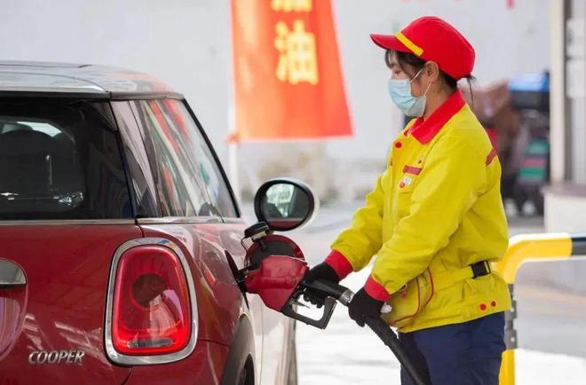 油價(jià)十連漲，為何人們對(duì)電動(dòng)車依舊猶豫？